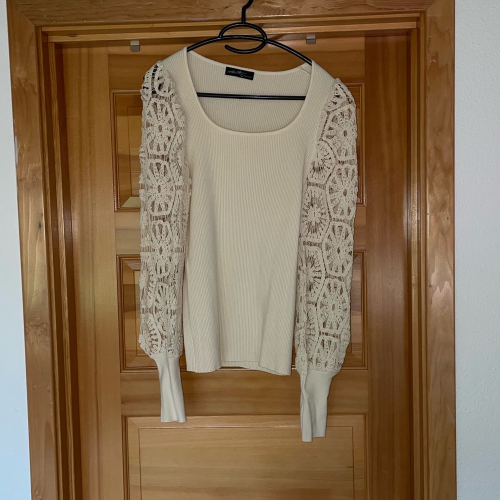 Women’s crochet sleeve ribbed sweater. Size L